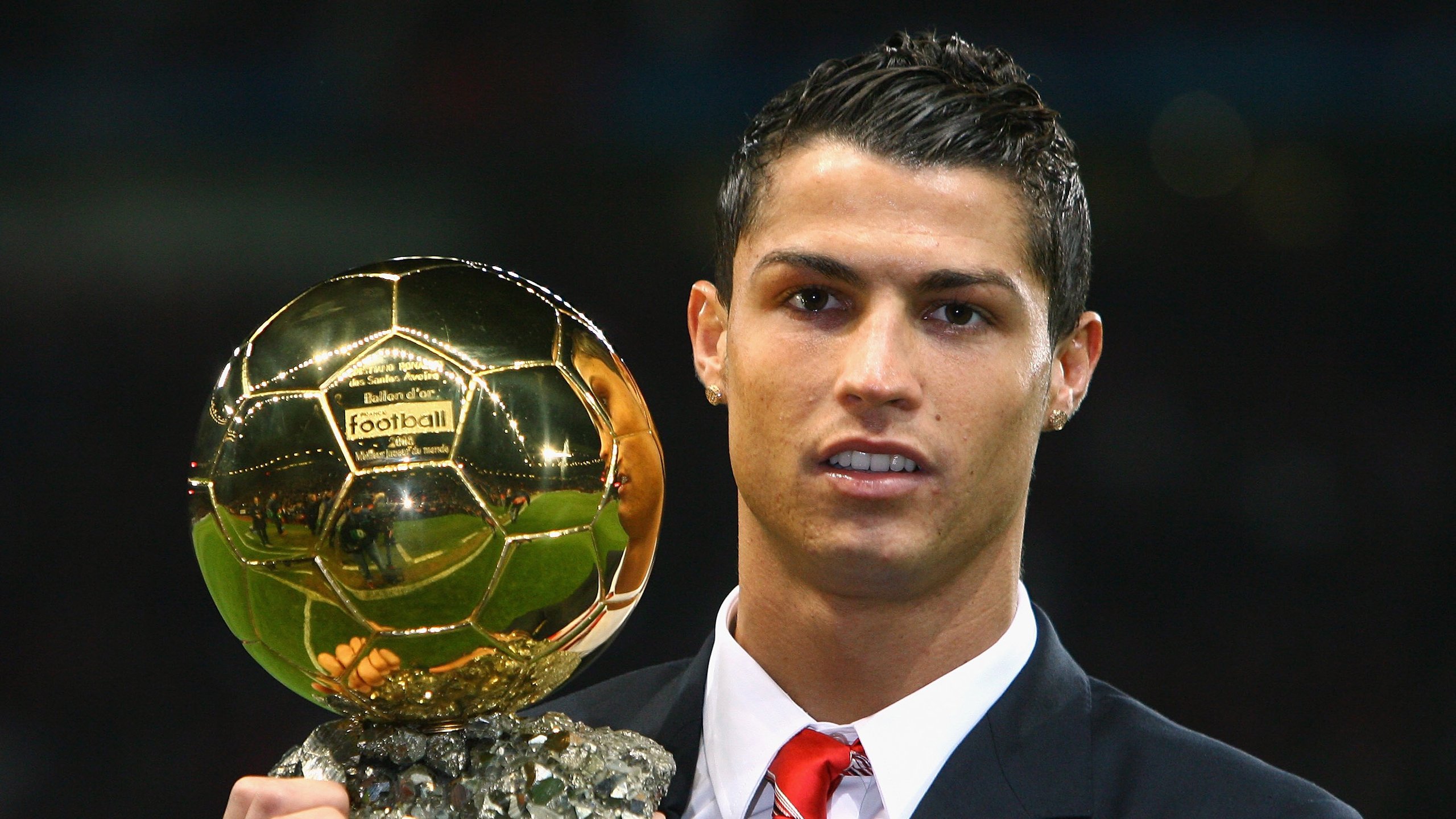 “意甲新秀连续破门，闪耀赛场赢得关注”，意甲新球衣