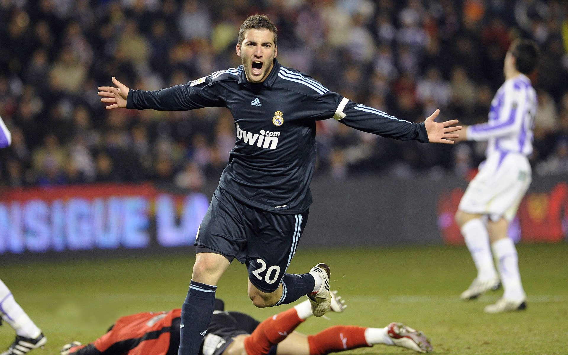 西甲：马德里双雄再度展开激烈追分战，积分差距缩小，马德里竞技西甲夺冠